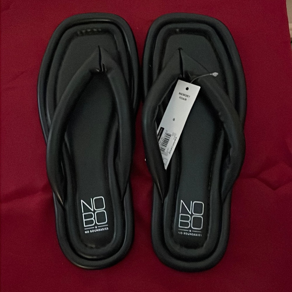 Black sandal padded memory foam. NEVER WORN! 🤠